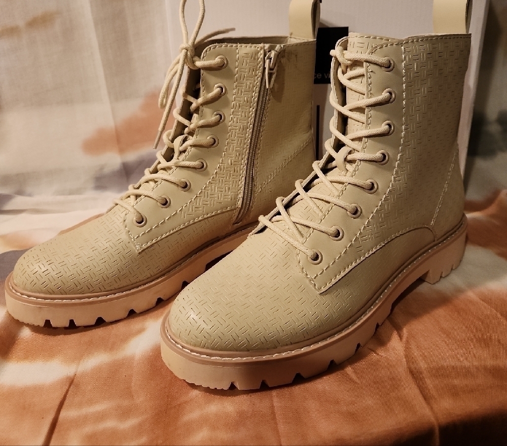 Dolce Vita Stella Piker Boots Women's Ivory Size 9 NWT